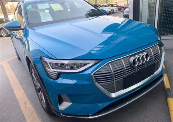 全新奔驰EQC到店实拍，轴距超2米8+续航415KM，竞争奥迪e-tron