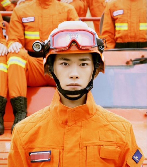 易烊千玺担任森林消防公益形象大使,穿军装的他满满正能量