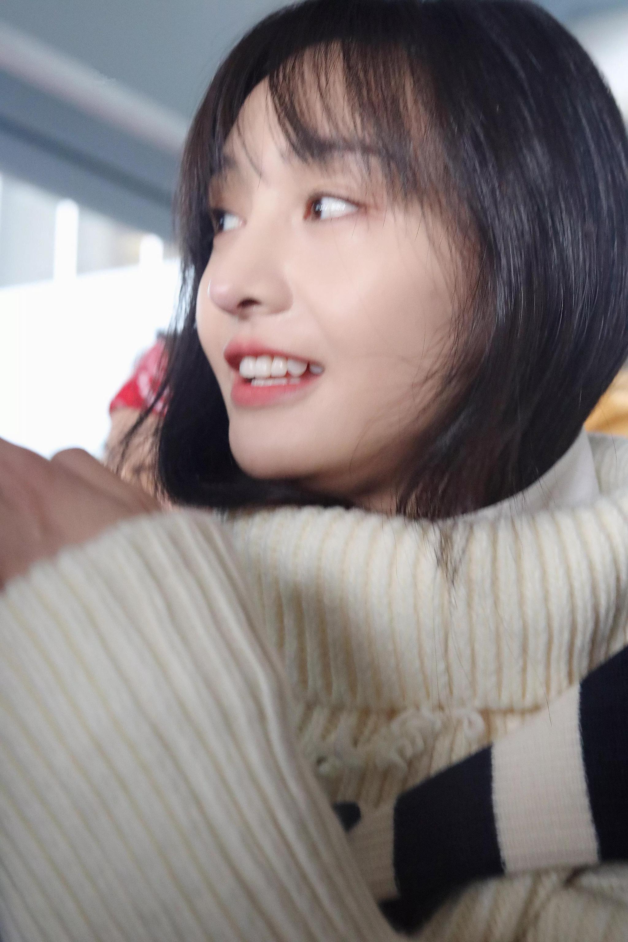 郑爽现身机场被路人怼脸拍,素颜皮肤白皙鼻梁高挺脸蛋超自然