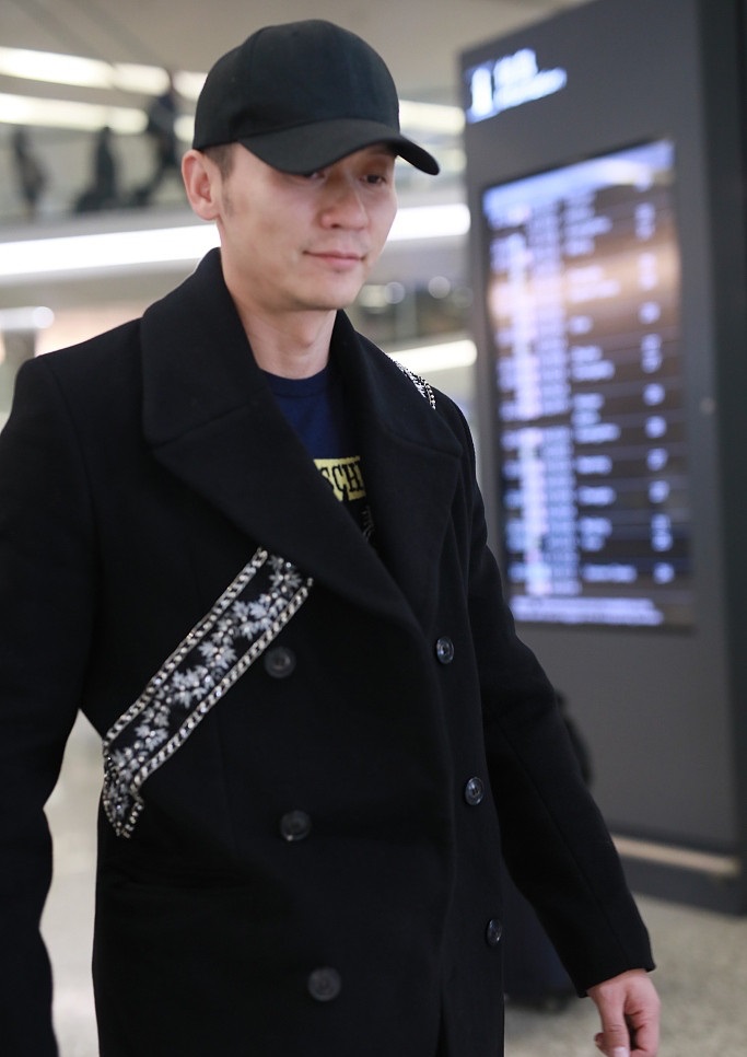 李晨素颜现身机场,眼眶凹陷胡渣明显,容貌苍老了不少