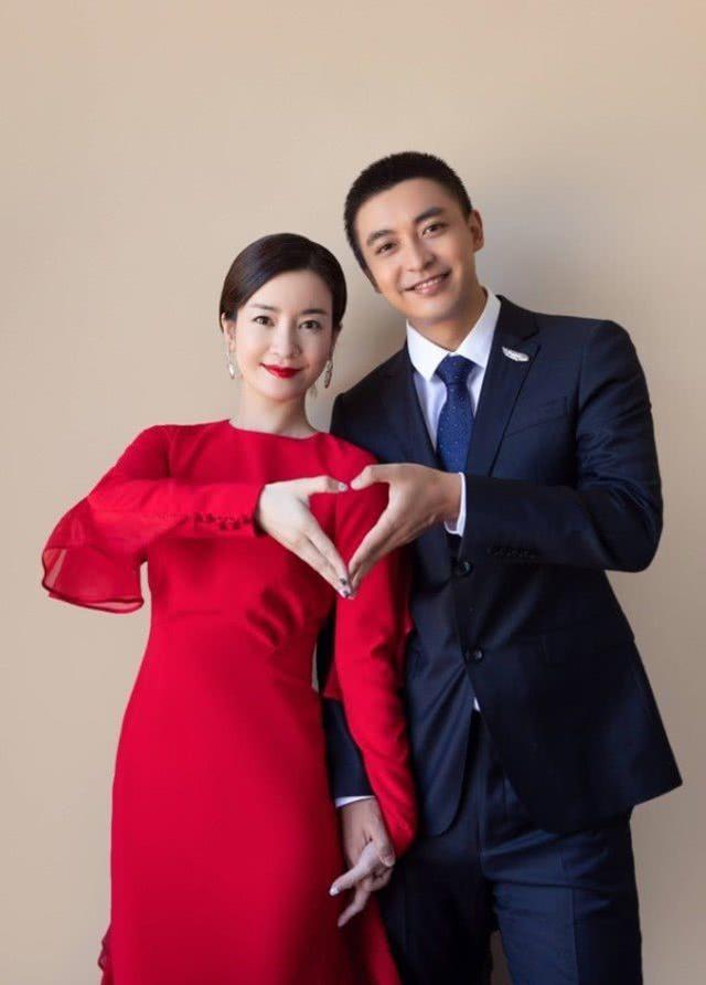 有种秀恩爱叫"尔康小燕子",李佳航把老婆指甲油穿身上,甜死人