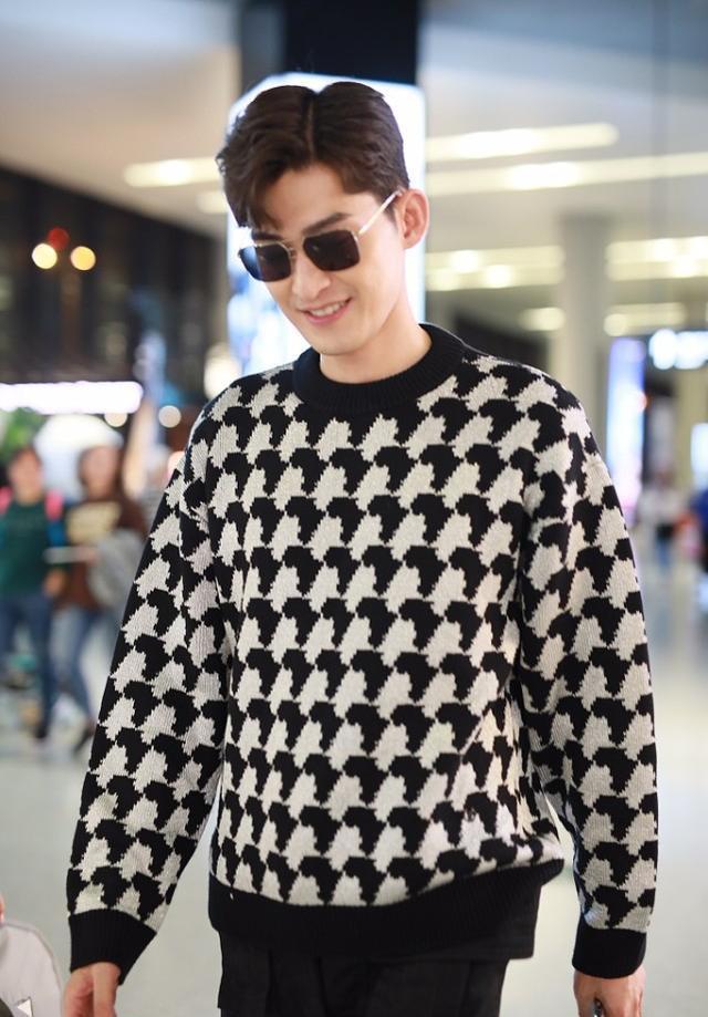 张翰戴墨镜走机场,穿经典款毛衣男人味十足,搭收腿裤显腿细