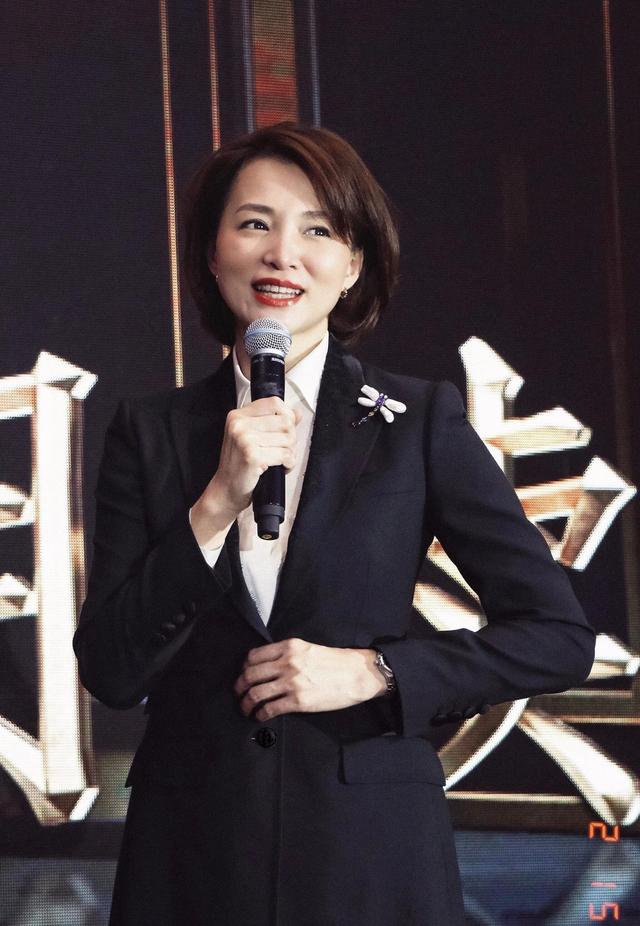 董卿无疑是职场女性的穿搭典范,黑白蕾丝上衣配包臀裙,气质优雅