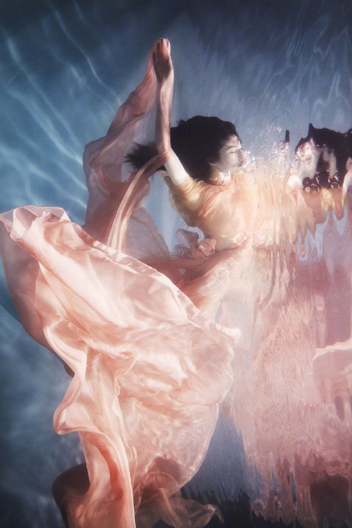 当钟丽缇和何穗同拍水下写真,终于知道性感美和艺术美差距有多大