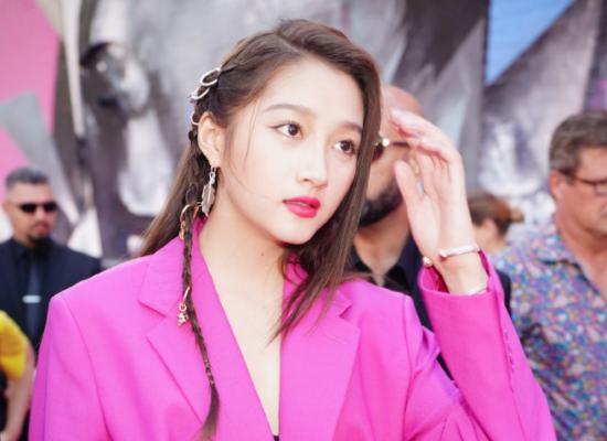 关晓彤和姐姐关晓丹颜值天壤之别,一个是大明星,一个卖拉面