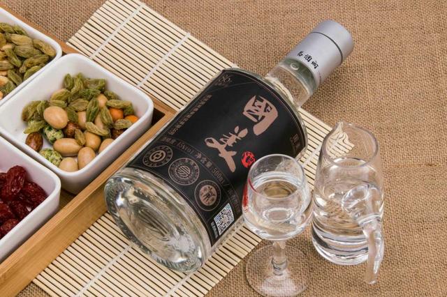 明明酒精勾兑酒为什么标注"陈酿"?15元一瓶二锅头喝的人还不少