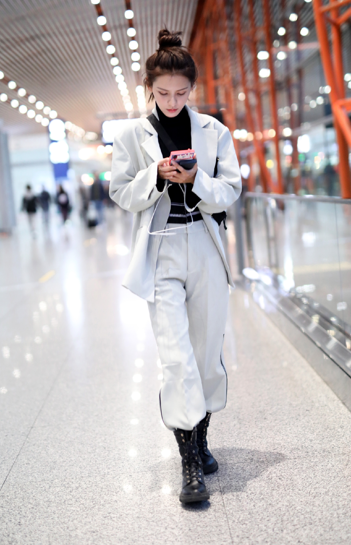 张予曦又秀造型了一身简白西装也穿出十足韩范这身材太能打了