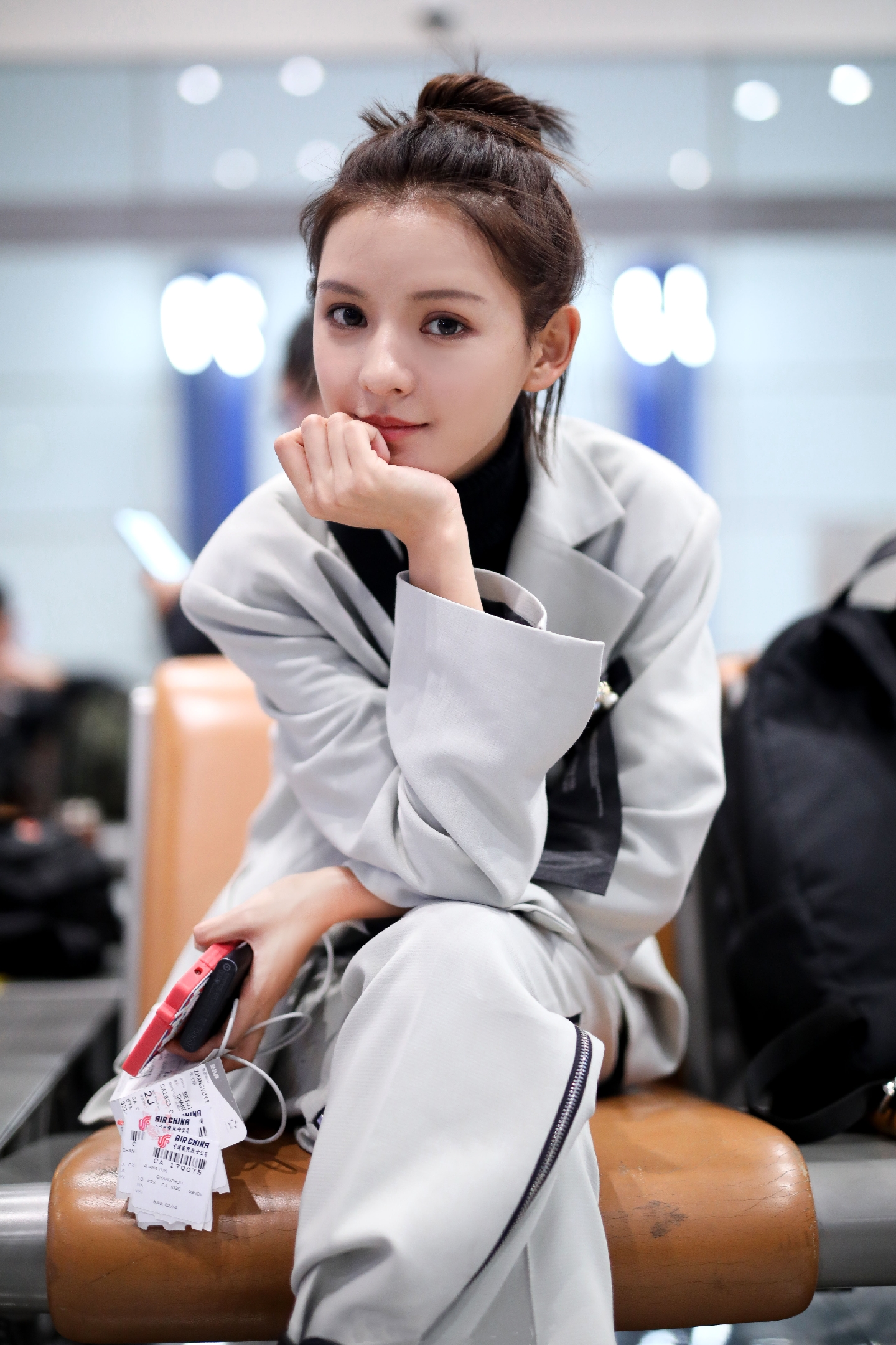 张予曦又秀造型了一身简白西装也穿出十足韩范这身材太能打了