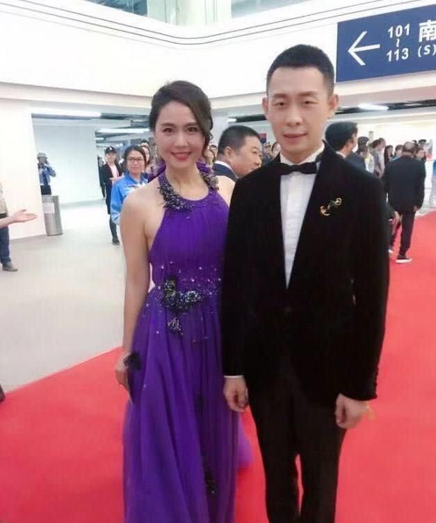 柳红扮演者陈莹再次走红穿紫色晚礼服和霍思燕合影依然抢眼