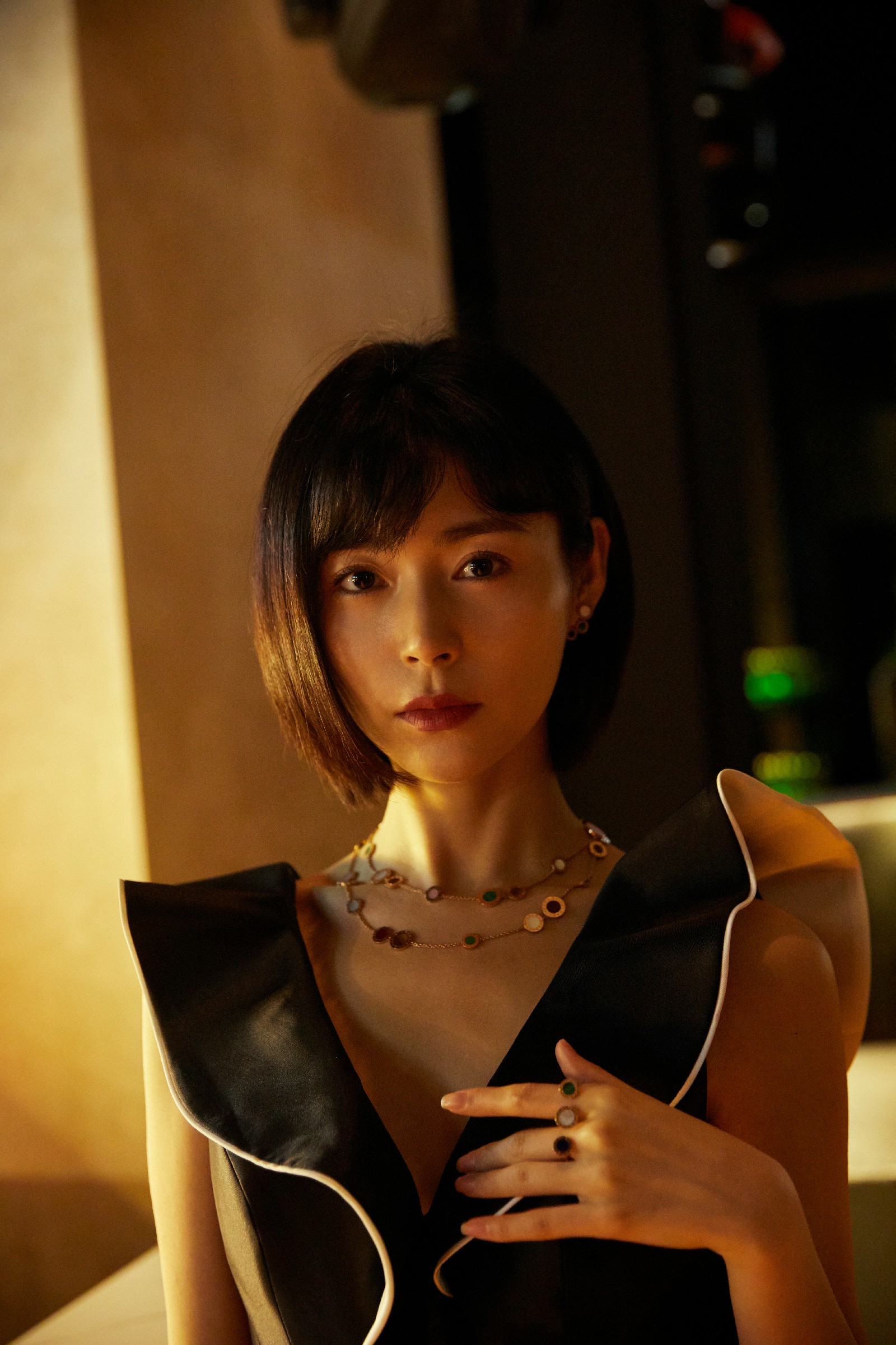 卢杉出席宝格丽活动 v领露背裙展露曼妙身姿