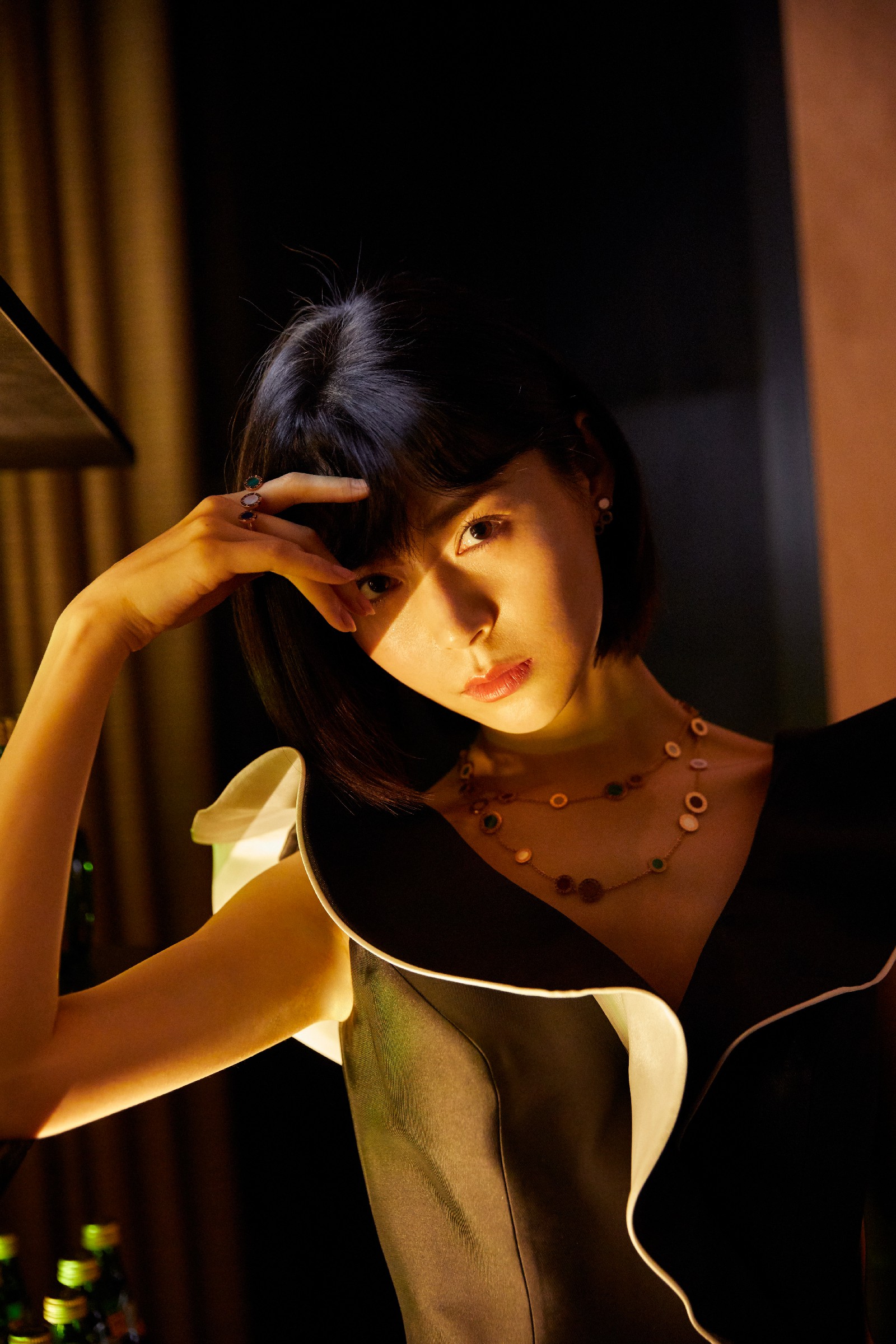 卢杉出席宝格丽活动 v领露背裙展露曼妙身姿