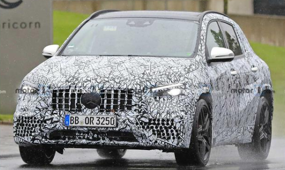 强化运动氛围？全新AMG GLA 45内饰曝光，配一体式运动座椅