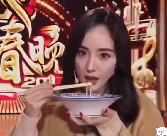 杨幂为减肥下狠招,看到她是怎样吃饭的后,网友:我宁愿胖下去!