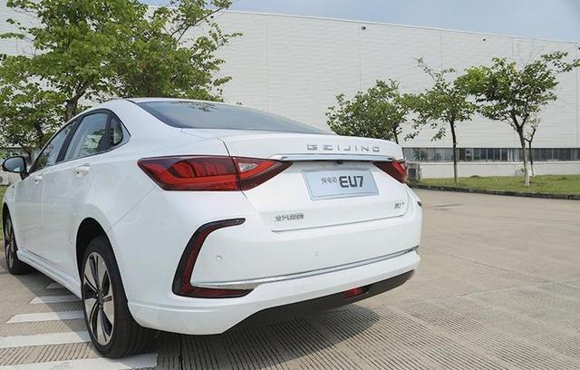 定位中型车，最低配就够用，国产精品北京汽车EU7购买分析