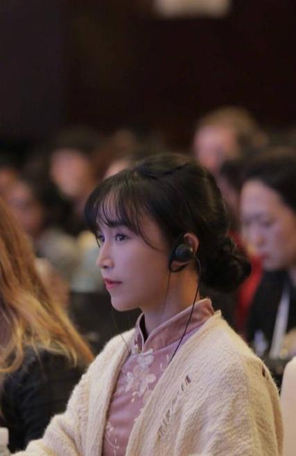 李子柒的审美能力和动手能力都很强,她的发型和服饰都是自己亲自动手