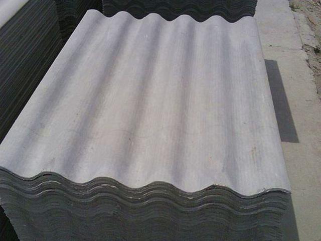 农村人还敢用石棉瓦做屋顶?看到它藏在里面,才知道有这么大危害