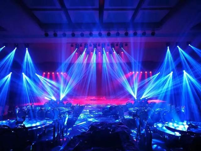 汪涵谢娜"黑脸",吉克隽逸唱歌时灯光熄灭,这是惹到灯光师了?