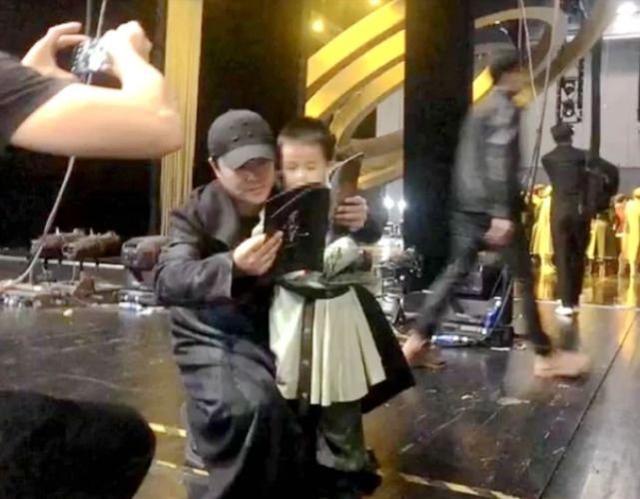 陈思诚带儿子看佟丽娅表演，3岁朵朵彬彬有礼，一家三口超幸福