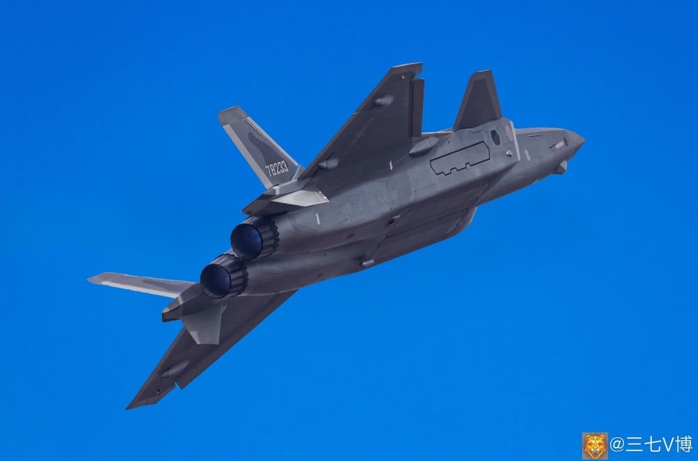 歼20隐形战斗机高清猛照双垂尾做出一动作展现非凡能力