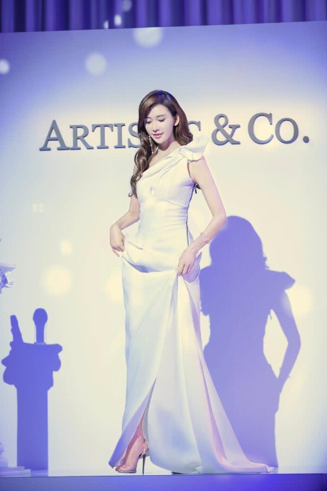 "女神"林志玲现身活动,大波浪卷发搭配白色连衣裙,高级又大气