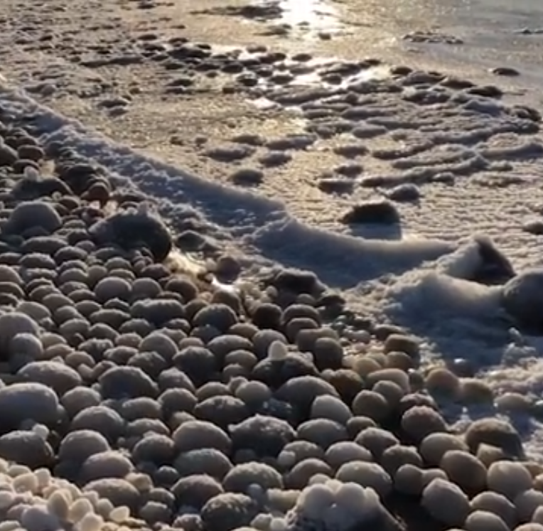 芬兰海岸发现数千个稀有冰蛋,当地居民表示从未见过这样的奇观