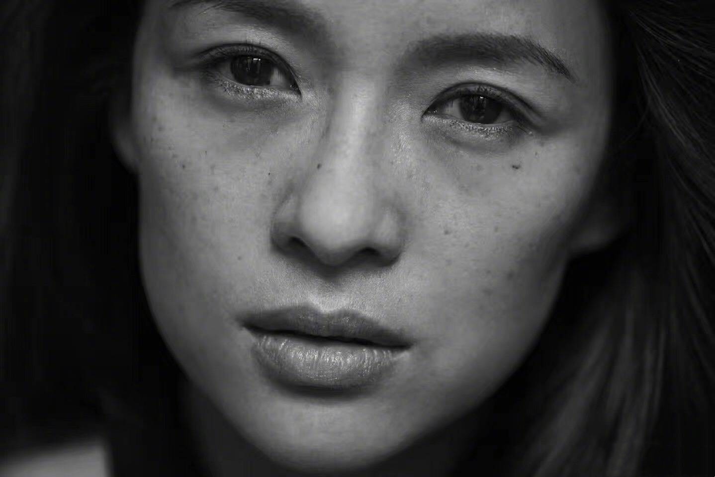 章子怡带醒醒海边游,一袭蓝裙遮二胎孕肚,大特写下妊娠斑遮不住