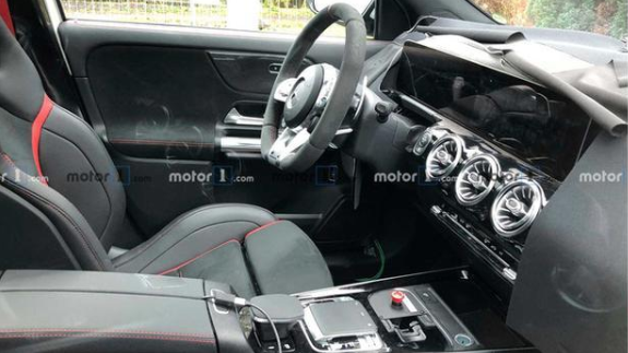 强化运动氛围？全新AMG GLA 45内饰曝光，配一体式运动座椅