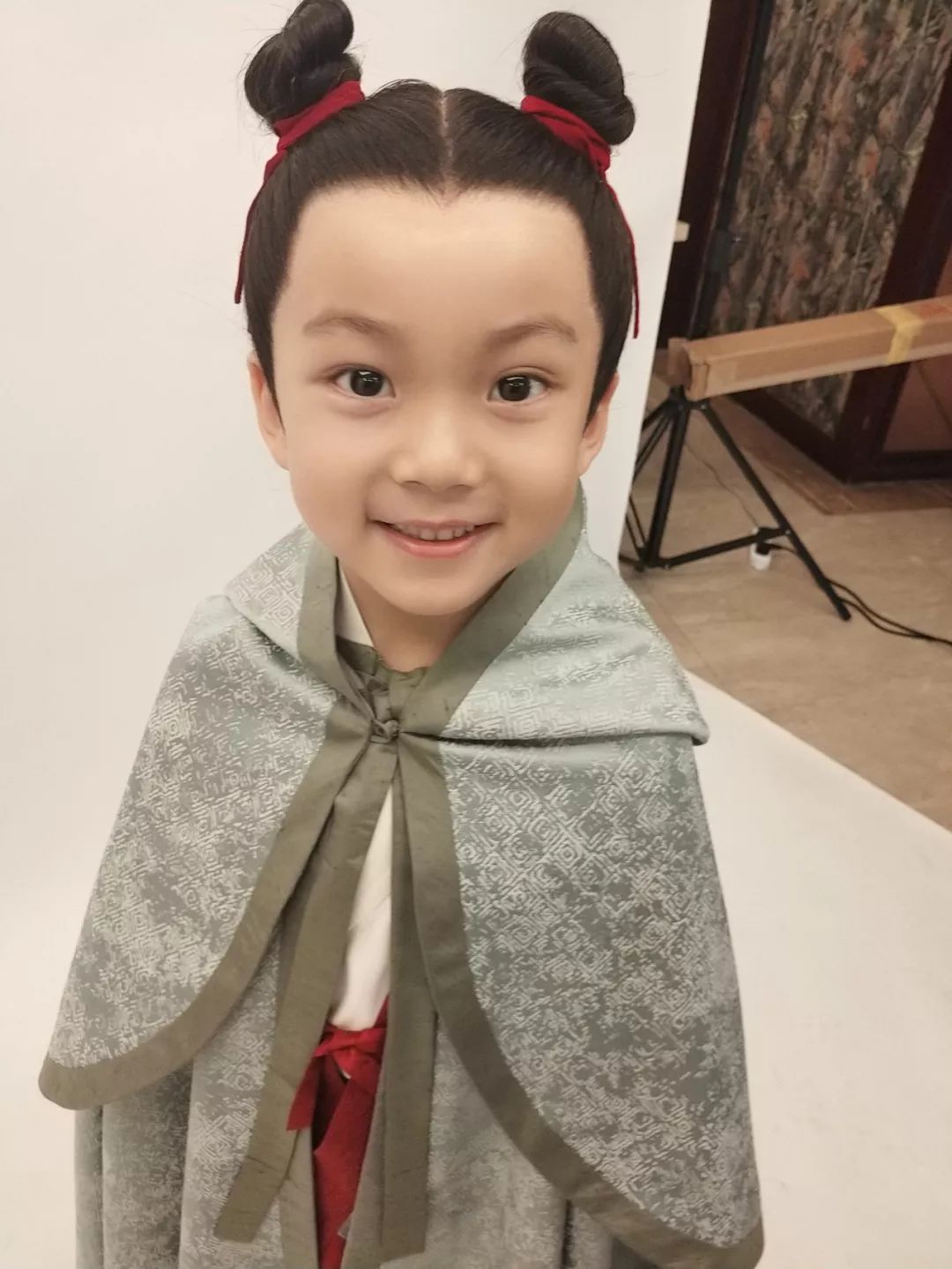 演员李庆誉《鹤唳华亭》剧中造型与这个大火人物撞造型了