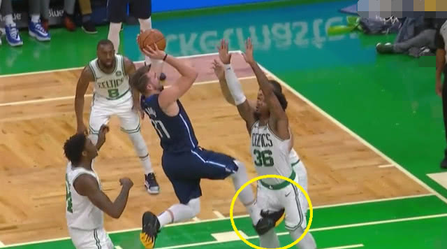 东契奇抛投2分,不慎踢裆斯玛特,有谁注意到"库班"表情