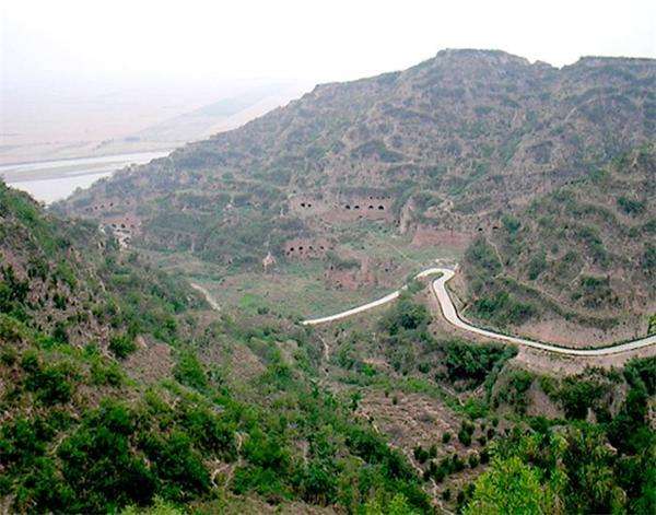 邙山,又称北邙,北靠黄河,南依洛阳古城,同时枕卧着崤山山脉,邙山陵墓