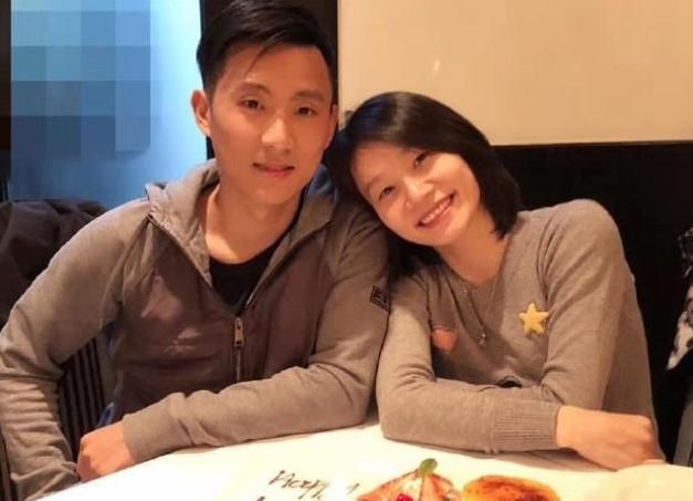 也就在同一天,滕海滨和倒追了他6年的张楠举办婚礼