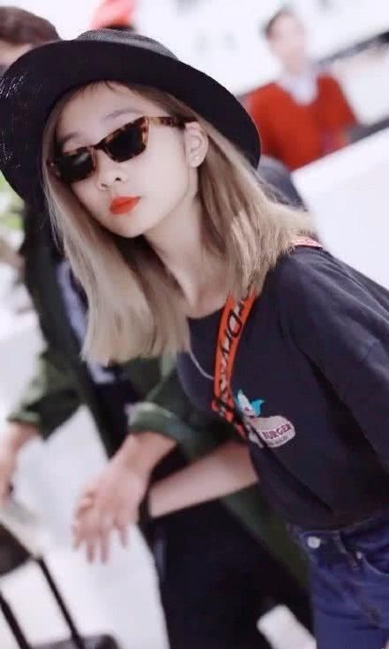 黄磊和女儿机场牵手同行,黄多多一头金发的样子好漂亮,超有气质