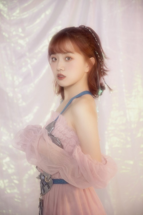 吴芊盈"糖果系"写真曝光甜美可爱气质满分