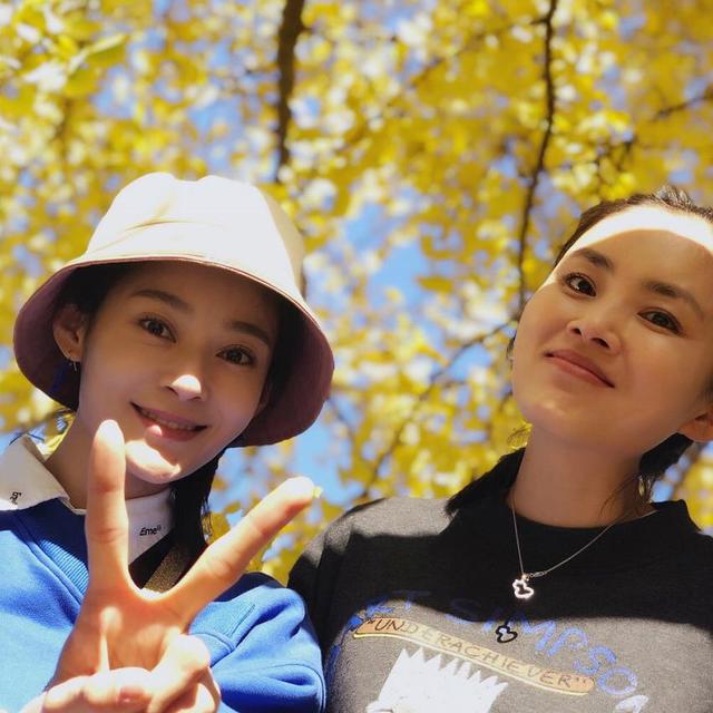 王媛可晒暖冬美照,身穿蓝色卫衣俏皮可爱,笑容甜美却撞脸袁姗姗