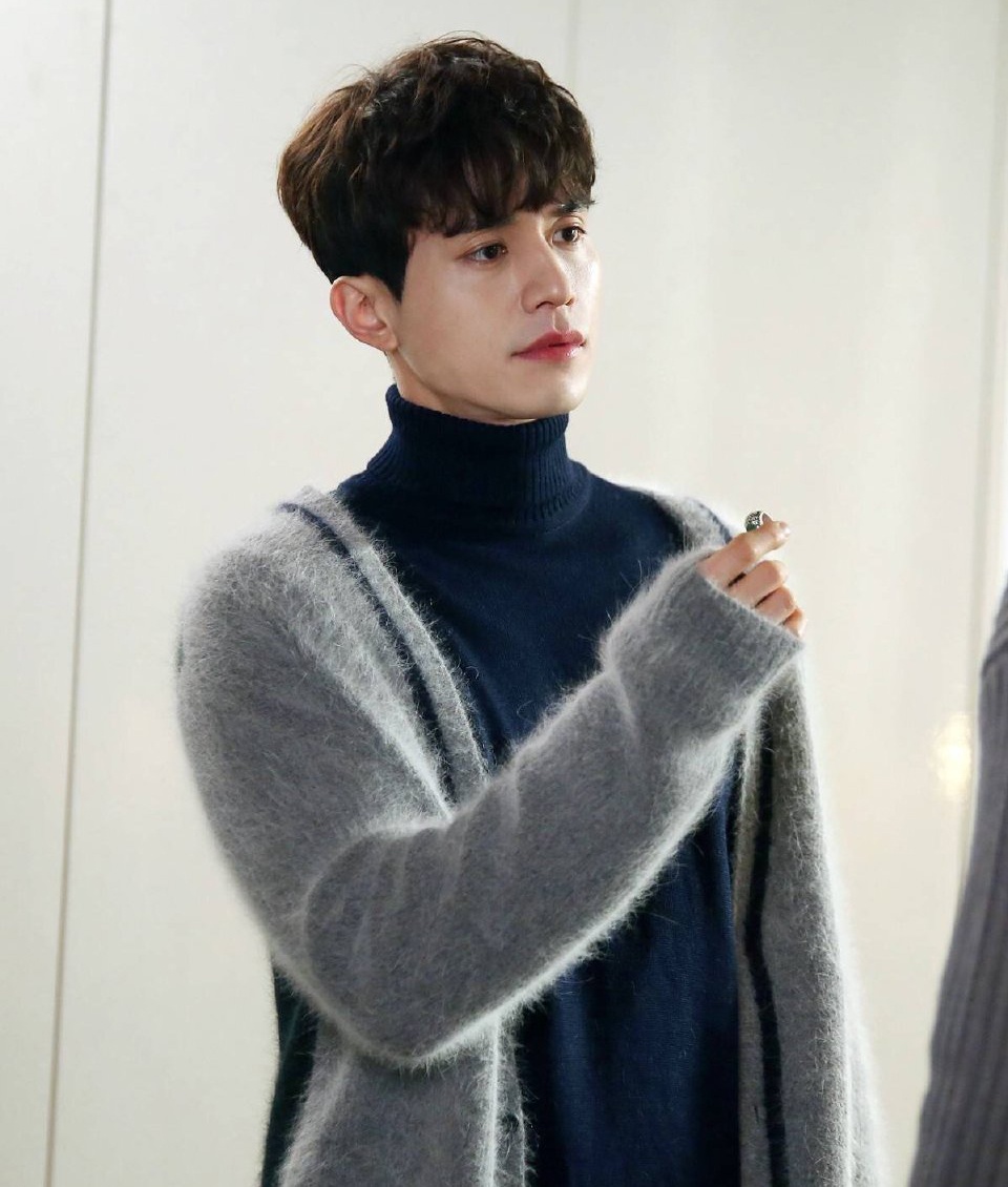 38岁李栋旭是吃了防腐剂?一身黑风衣飒爽帅气,皮肤太嫩吹弹可破