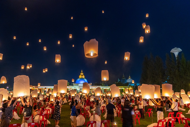 泰国清迈天灯节举行 众人齐放万盏天灯 画面唯美夜空似银河