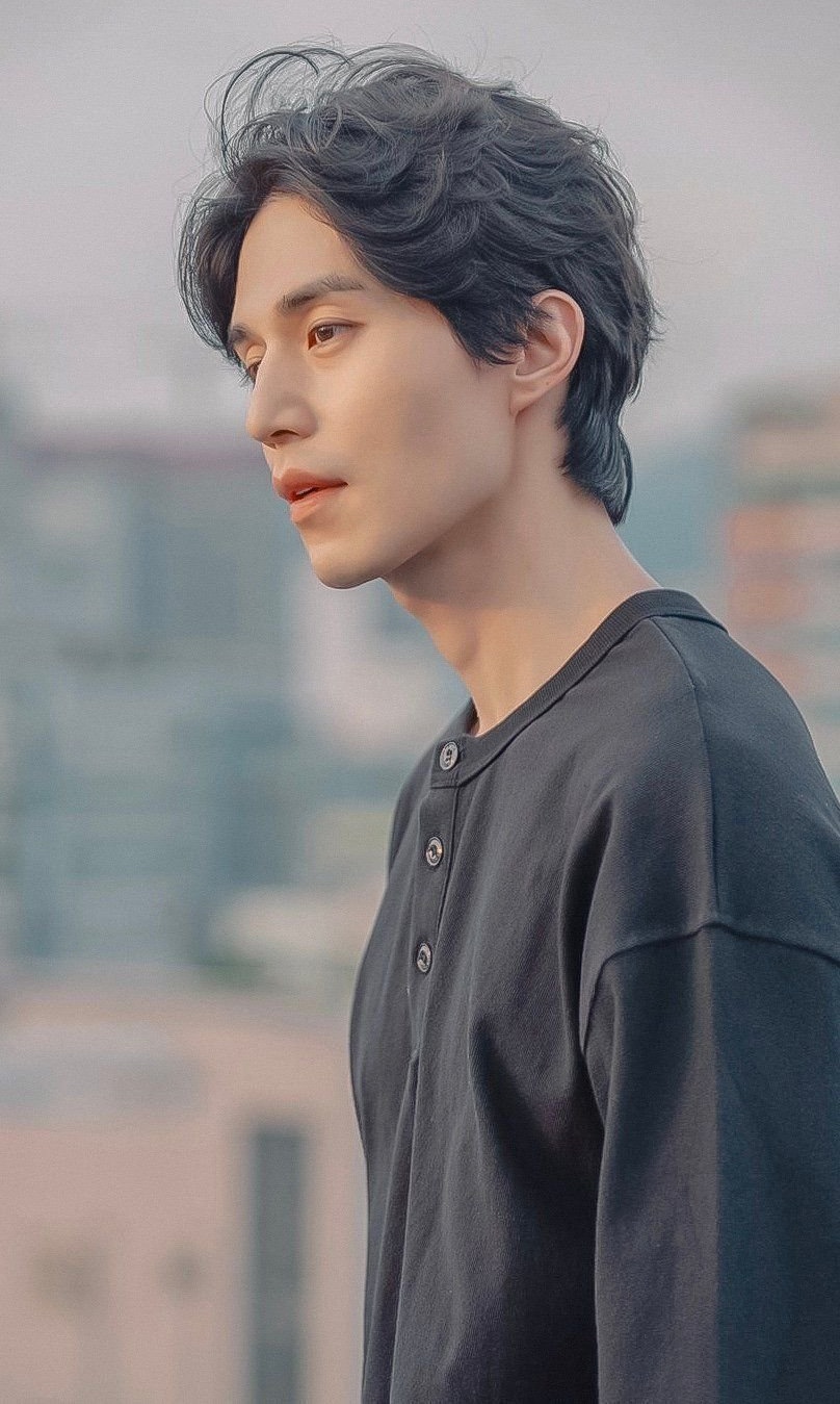 38岁李栋旭是吃了防腐剂?一身黑风衣飒爽帅气,皮肤太嫩吹弹可破