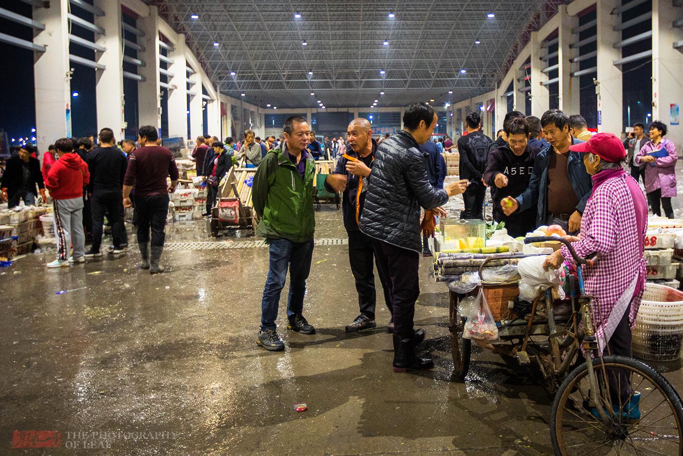 夜访浙江象山中国水产城,寒风中不怕脏不怕累,为生活拼搏的人们