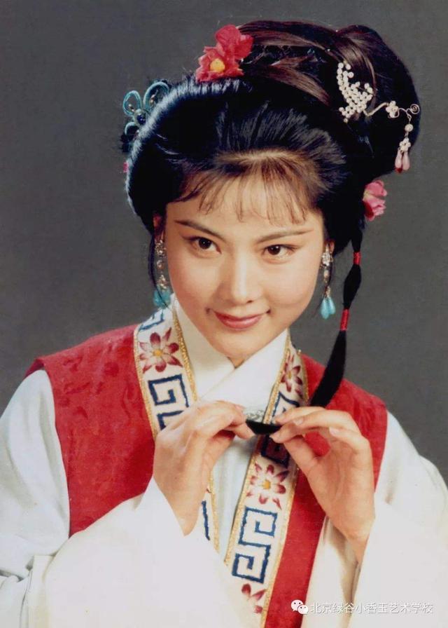 继袁泉李沁,又一位戏曲出身的女演员惊艳大众,开创京剧广场舞