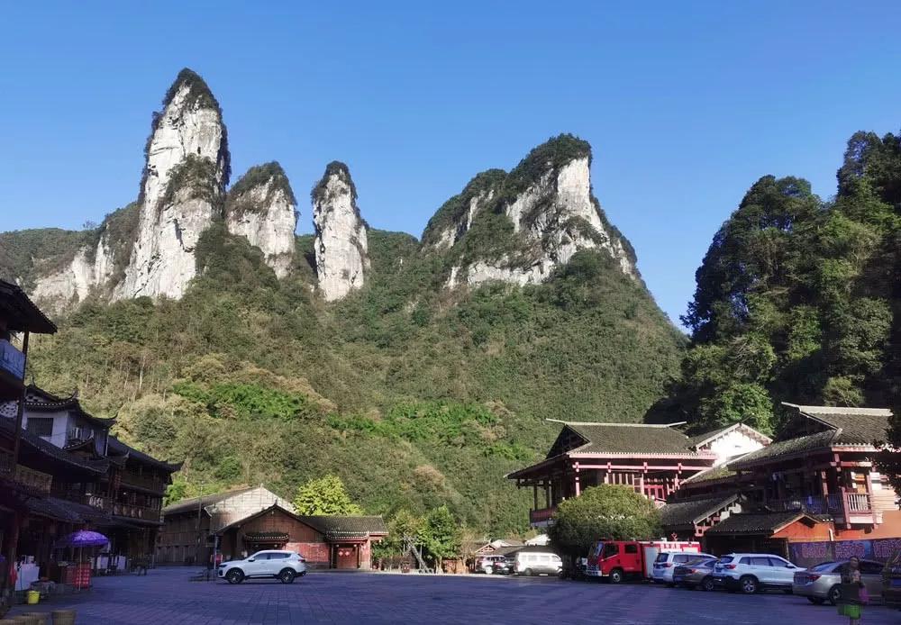 湘西德夯大峡谷藏着一座苗寨