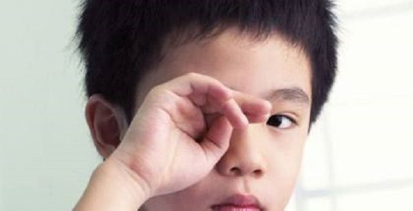 女孩总揉眼睛还说痒,父母带她去医院检查,竟取出了20多只虱子