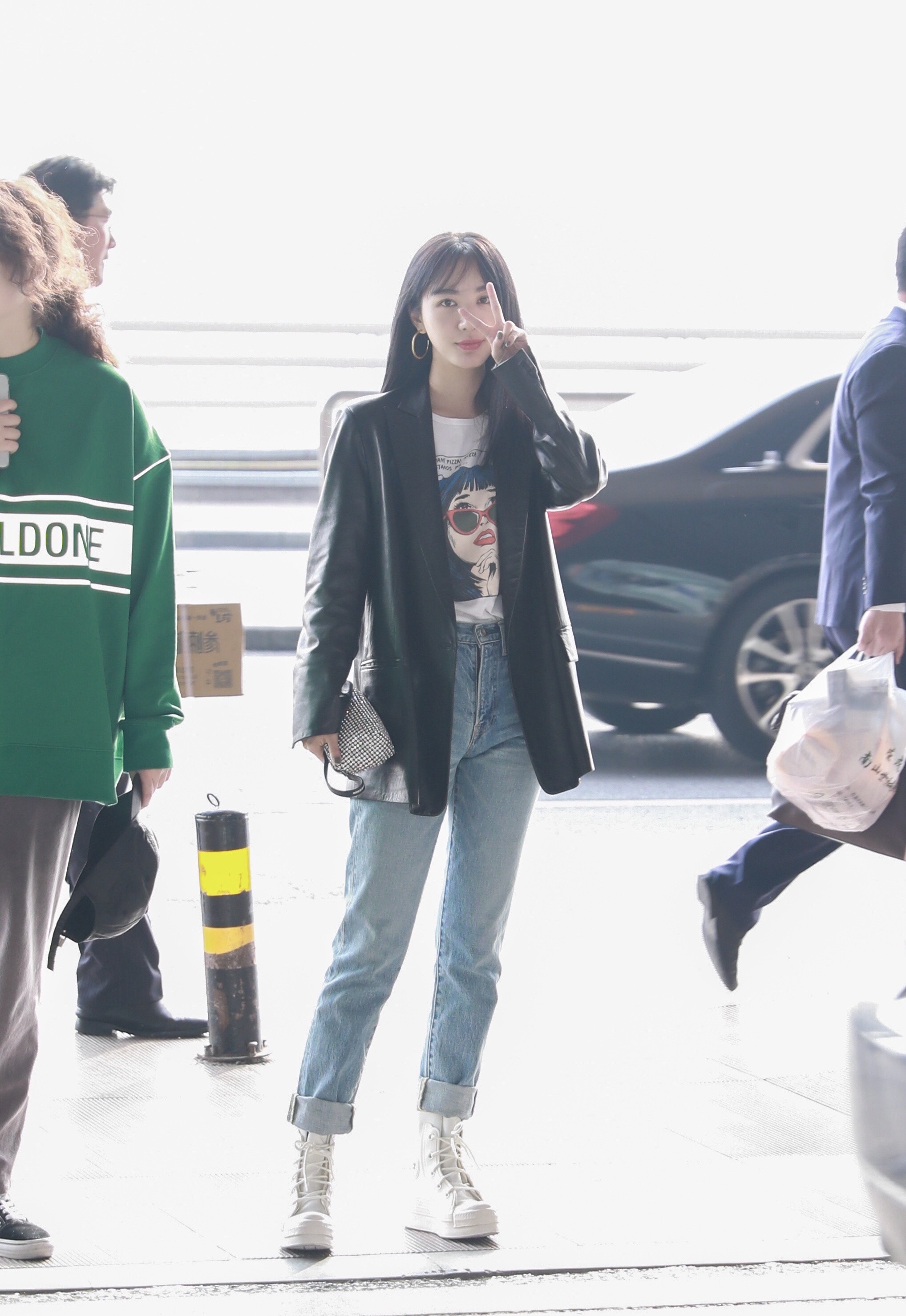 李菲儿私服出街皮衣搭白鞋这次的柯基臀姐姐帅的好迷人