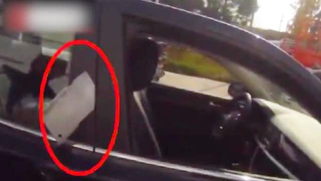 女子被精神疾病女持刀追砍 市民一把拉进车