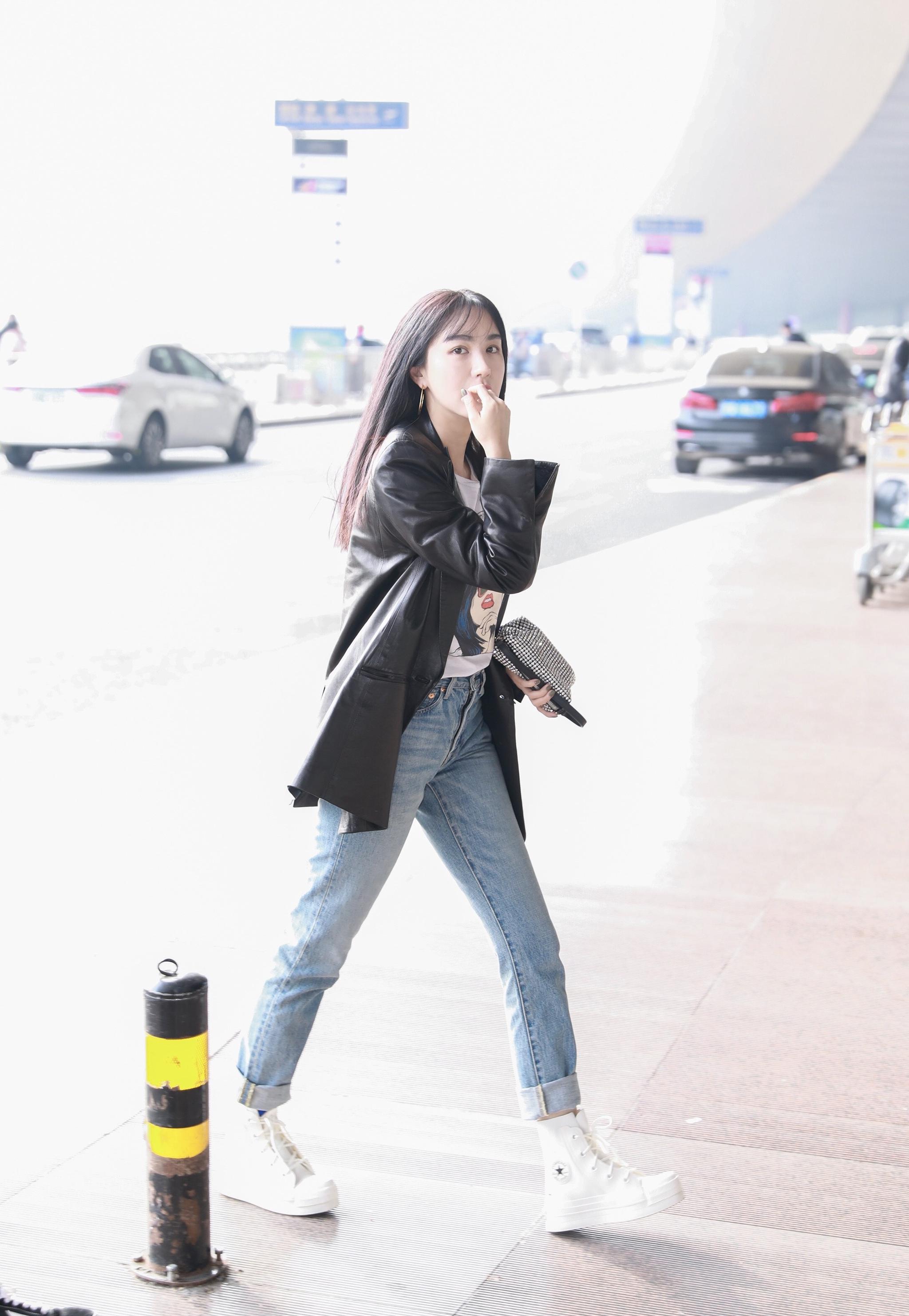李菲儿私服出街皮衣搭白鞋这次的柯基臀姐姐帅的好迷人