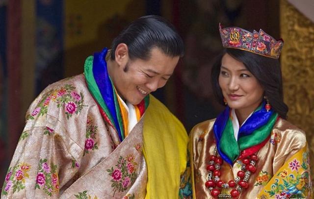 不丹王母为老国王庆生好惊艳老国王当年娶四姐妹为妻也是厉害