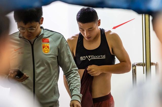 武磊骨裂伤疤依旧很明显,不在国旗签名 为国出战全勤|腹肌|武磊|国足