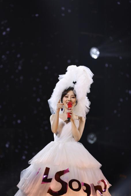 冯提莫演唱会婚纱造型致敬梅艳芳却被批没资格太严格了吧