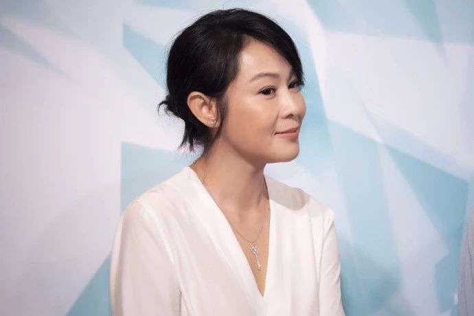 49岁刘若英也秃头了头发稀疏露出大块头皮背影憔悴无人识