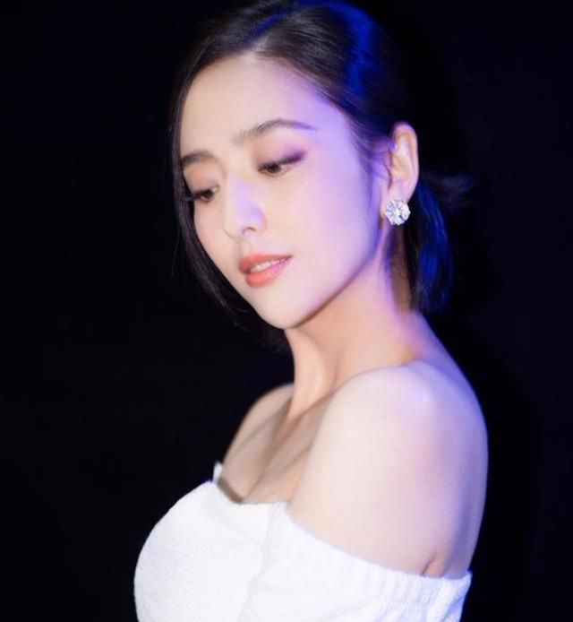 佟丽娅拉着儿子一起谢幕,步步生莲仪态身姿当真绝美优雅