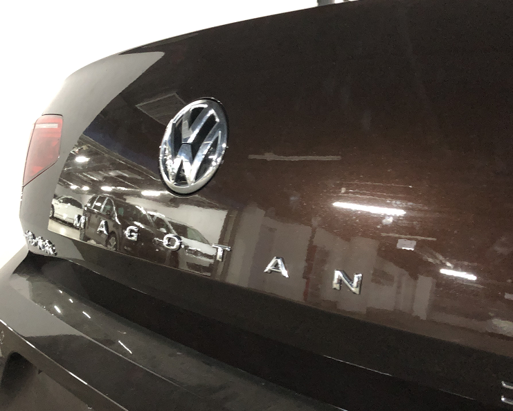 全新一汽大众迈腾现身!将亮相广州车展 换装中置尾标 全新车标!